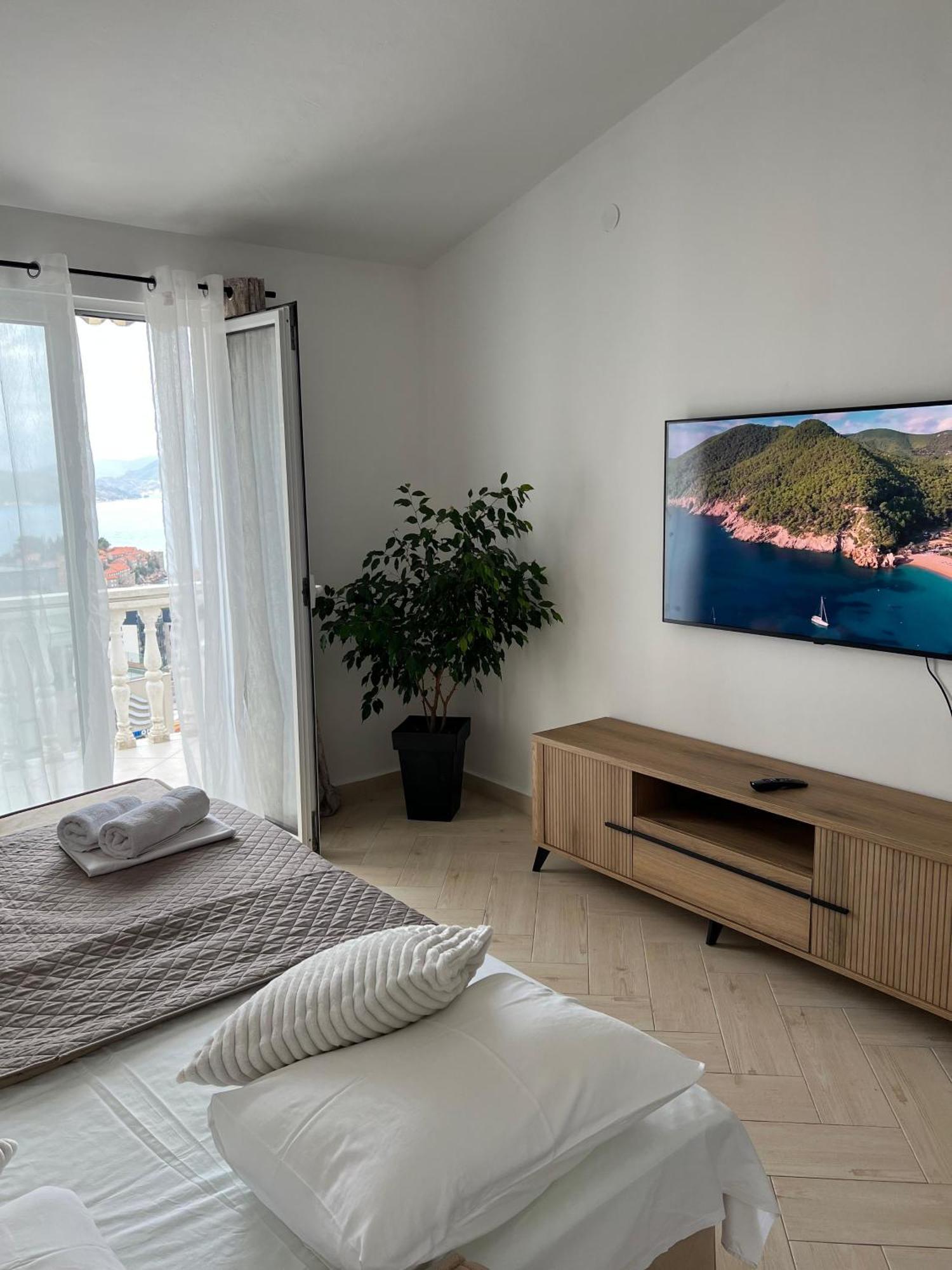 Aleksandar * Sveti Stefan
